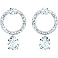 Swarovski attire des boucles d'oreilles percees en cercle avec des cristaux coupes de cercle et un pavage assorti? sur un poteau plaque du rhodiu