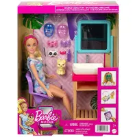 Barbie Masques faciaux scintillants Set de jeu Journée Bien-être, poupée blonde , 7 masques de bien-être, lavabo, miroir, chaise, plus de 15 accessoires au total, 3 à 7 ans