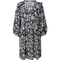Garcia Robe | 36 | female