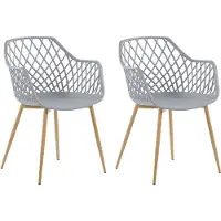 Beliani Lot de 2 chaises de salle à manger gris clair, assises en matière synthétique, pieds métalliques aspect bois, dossiers ouverts, style scandinave moderne