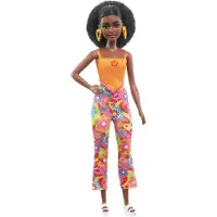 Mattel HPF74 Barbie aux cheveux noirs bouclés, vêtements, sandales à plateforme et accessoires pour enfants