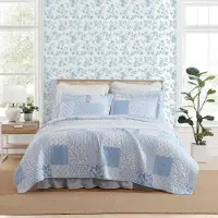Laura Ashley - Parure de lit Respirante de qualité supérieure avec taie d'oreiller Assortie, décoration d'intérieur Luxueuse et Douce (Colleens Coastal Patchwork Bleu, lit Simple)