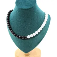 Bijoux Pierres et Minéraux. Collier perles Selenite du Maroc + Agate noire 8 mm. Chaine en acier Collier femmes, hommes. Taille personnali