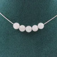 Bijoux Pierres et Minéraux. Collier 5 perles Pierre de lune du Sri Lanka 8 mm Chaine en acier Collier femmes, hommes. Taille personnalisab