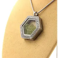 Bijoux Pierres et Minéraux. Collier Péridot brut. Modèle Hexagone.