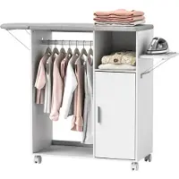 HOMCOM Meuble à repasser sur roulettes, table à repasser pliante, placard à porte, étagère réglable, barre de suspension, compartiment ouvert et support latéral, 127 x 42,5 x 99 cm, blanc