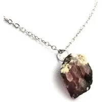 Bijoux Pierres et Minéraux. Collier Fluorite Rose brut. 23 ct. Massif du Mont-Blanc, France.