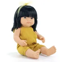 Miniland Poupée asiatique de 38 cm, vêtue d'une combinaison jaune moutarde, avec un corps parfumé, de la collection "Mes amis et moi"