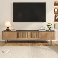 Merax Meuble TV avec porte grillagée unique, meuble TV bas avec pieds métalliques, support TV minimaliste avec compartiments séparés, naturel + noir
