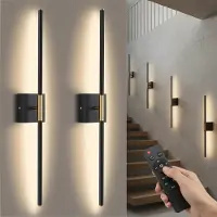 Rosikey Lot de 2 appliques murales LED d'intérieur rechargeables noires 10000 mAh - orientables à 330° sans fil en métal - intensité réglable avec télécommande pour salon ou chambre à coucher