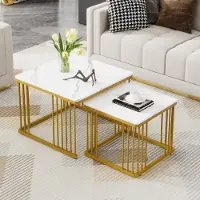 SUCCESS COURIER Élégant lot de 2 tables basses carrées à l'aspect marbre brillant, emboîtables, avec des pieds dorés, dimensions : 60 × 60 × 45 cm et 45 × 45 × 40 cm