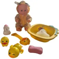Halay Ensemble de poupées comprenant un pyjama girafe, une baignoire, un canard de bain, des poupées pour boire et des poupées à pomper pour bébés, ensemble de jouets