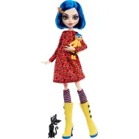Monster High Poupée de collection Skullector Coraline, vêtue d'un imperméable jaune, d'une robe et accompagnée d'accessoires, dont une figurine de chat