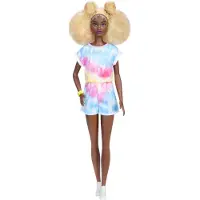 Barbie Poupée Fashionistas (combinaison multicolore), grande, afro blonde, combinaison d'aspect batik, baskets, bracelet jaune, pour enfants de 3 à 8 ans