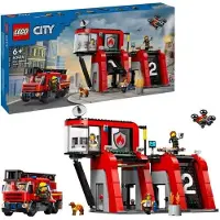 LEGO City La Caserne et le Camion de Pompiers 60414, Jouet de Figurine de Chien, 5 Minifigurines, 843 Pièces