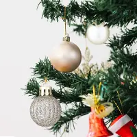 Unyqoos Ensemble de 30 boules de Noël incassables , diamètre 3 cm – Or et blanc, en plastique, mélange de finitions brillantes, mates et scintillantes, avec étoile de Noël incluse