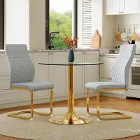 SUCCESS COURIER Lot de 2 comprenant une table de salle à manger ronde en verre trempé de 85 cm de diamètre, avec des pieds en métal doré, et deux chaises de salle à manger modernes gris clair et dorées