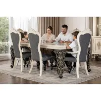 AEA Une table à manger au style baroque offrant beaucoup d'espace pour des repas conviviaux