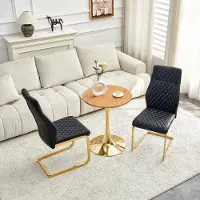 SUCCESS COURIER Ensemble table et chaises, table ronde de 60 cm avec finition bois et pied central doré + 2 chaises noires en PU