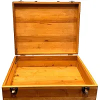 Aa Une vieille table basse pouvant accueillir des objets