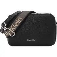 Calvin Klein Sac à bandoulière 'Logo Strap Pebble Grain Camera' noir