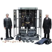Hot toys Figurine MMS236 - DC Comics - The Dark Knight - Armurerie de Batman avec Bruce Wayne et Alfred Pennyworth