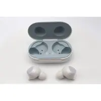 Samsung Galaxy Buds, casque Bluetooth blanc avec une enceinte de recharge compacte, rechargeable et sans fil