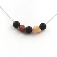 Bijoux Pierres et Minéraux. Collier perles Onyx noir mat 8 mm + Rubis du Brésil + Pierre de soleil Chaine en acier inoxydable.