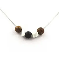 Bijoux Pierres et Minéraux. Collier perles bois 8 mm + Howlite des USA + Onyx noir mat Chaine en acier inoxydable.