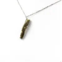Bijoux Pierres et Minéraux. Collier Epidote brut. 7.62 ct. Belledonne, Isère, France.