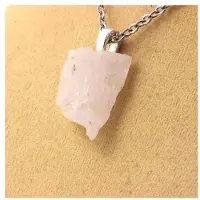 Bijoux Pierres et Minéraux. Collier Kunzite brut. 20.43 ct. Konar Province, Afghanistan.