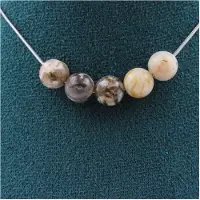 Bijoux Pierres et Minéraux. Collier 5 perles Agate Feuille de Bambou 8 mm Chaine en acier inoxydable.