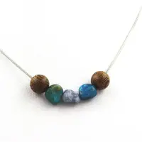 Bijoux Pierres et Minéraux. Collier perles bois 8 mm + Chrysocolle des USA + Jaspe bleu d'Afrique Chaine en acier inoxydable.