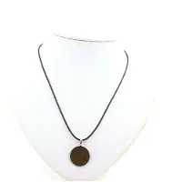Bijoux Pierres et Minéraux. Collier pièce de monnaie Luxembourg 10 centimes - Charlotte. Cordon noir.