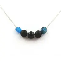 Bijoux Pierres et Minéraux. Collier perles Onyx noir mat 8 mm + Agate noire + Apatite bleu du Chaine en acier inoxydable.