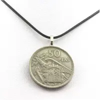 Bijoux Pierres et Minéraux. Collier pièce de monnaie Espagne 50 pesetas Franco. Cordon noir.