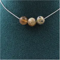 Bijoux Pierres et Minéraux. Collier 3 perles Agate Feuille de Bambou 8 mm Chaine en acier inoxydable.