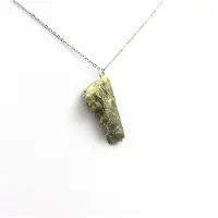 Bijoux Pierres et Minéraux. Collier Epidote brut. 16.09 ct. Belledonne, Isère, France.