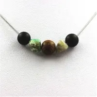 Bijoux Pierres et Minéraux. Collier perles bois + Onyx noir mat 8 mm + Opale multicolore Chaine en acier inoxydable.