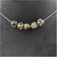 Bijoux Pierres et Minéraux. Collier 5 perles Jaspe Dalmatien 8 mm. Chaine en acier inoxydable Collier femmes, hommes. Taille personnalisab