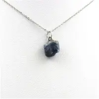 Bijoux Pierres et Minéraux. Collier Saphir brut. 10.47 ct. Zazafotsy, Ihorombe, Madagascar.