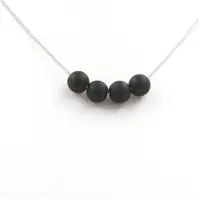 Bijoux Pierres et Minéraux. Collier 4 perles Onyx noir mat 8 mm Chaine en acier inoxydable.