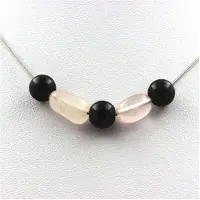 Bijoux Pierres et Minéraux. Collier perles Agate noire 8 mm + Quartz rose du Brésil Chaine en acier inoxydable.