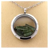 Bijoux Pierres et Minéraux. Collier Tourmaline verte brut. Modèle Médaillon 25 mm. Couleur Argent.