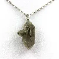 Bijoux Pierres et Minéraux. Collier Gypse brut. 18 ct. Marcieu, Isère, France.