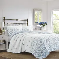 Laura Ashley Home - Parure de lit King Size r versible en coton avec taies d'oreiller assorties, pr lav e pour plus de douceur (Flora Blue King)