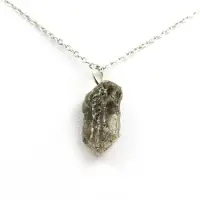 Bijoux Pierres et Minéraux. Collier Gypse brut. 15.43 ct. Marcieu, Isère, France.