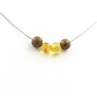 Bijoux Pierres et Minéraux. Collier 4 perles bois 8 mm + Ambre véritable de la mer Baltique Chaine en acier inoxydable.