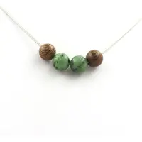 Bijoux Pierres et Minéraux. Collier perles bois + Epidote d'Australie 8 mm Chaine en acier inoxydable.