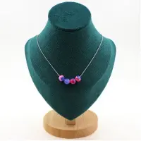 Bijoux Pierres et Minéraux. Collier 4 perles Agate veines de Dragon fuchsia et bleu 8 mm Chaine en acier inoxydable.